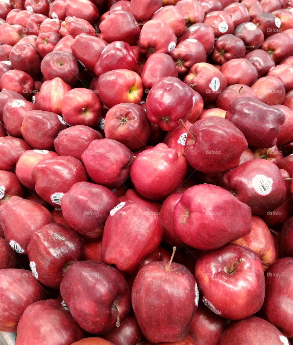 pile of red apples