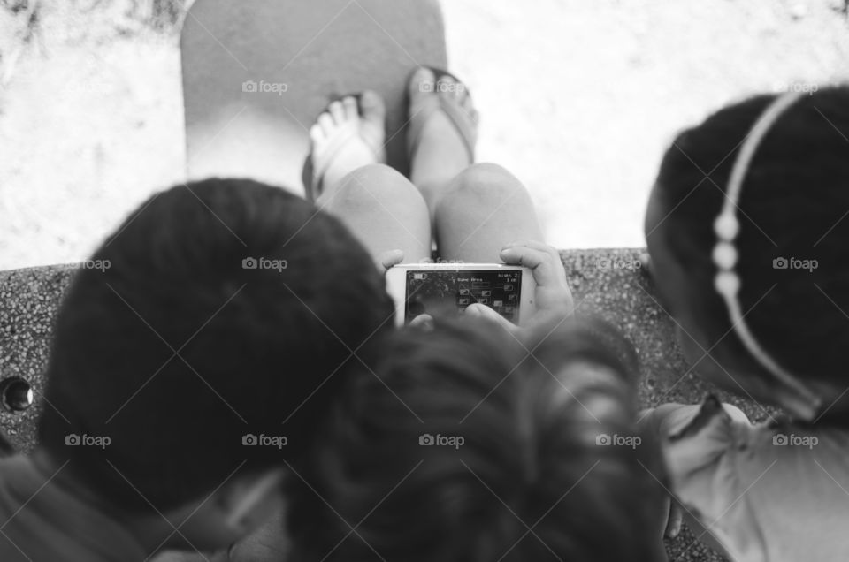 Children using the cellphone 