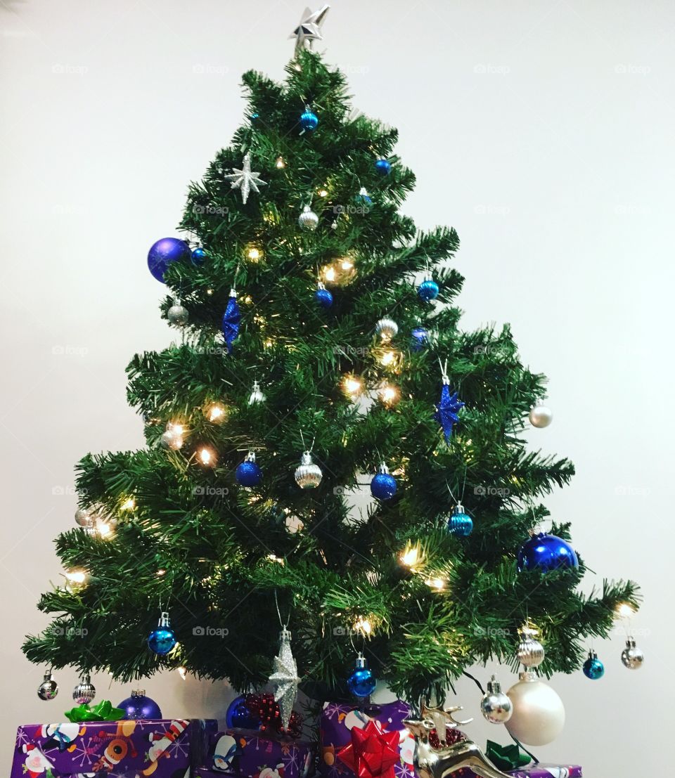 Late setup holiday tree
