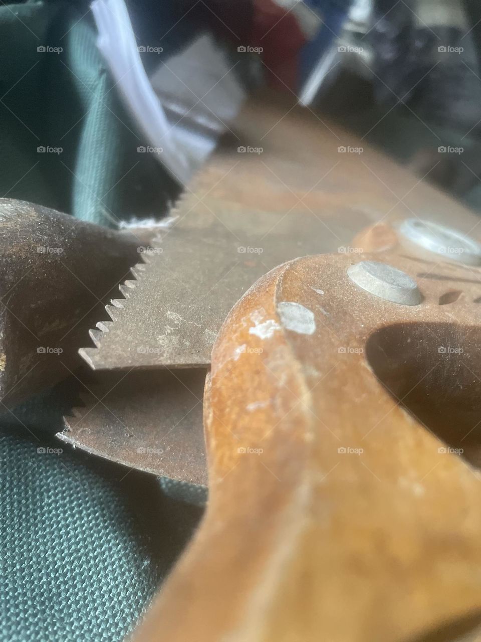 Photo of a saw and all it’s edges 