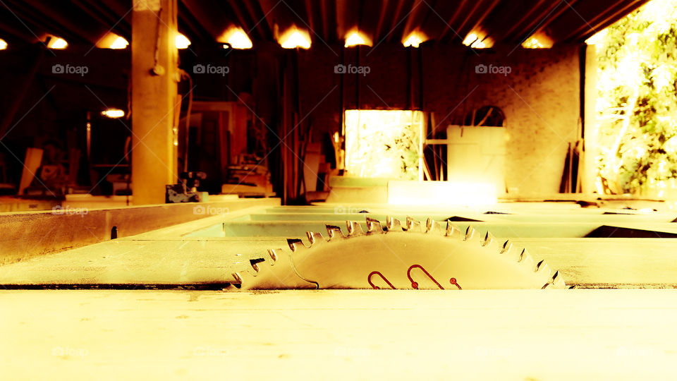 Disco de serra para madeira em marcenaria.