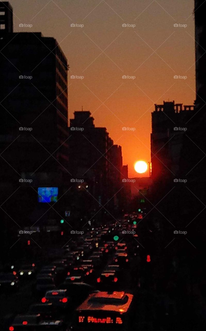 Best of the best: on the way home, seeing a rare sunset. Manhattanhenge phenomenon in Taiwan.