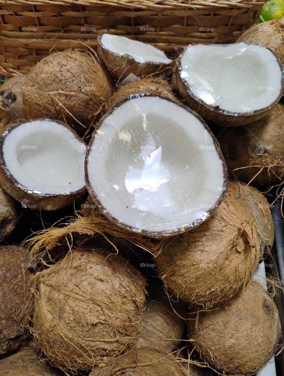O coco seco é um alimento rico em nutrientes, como fibras, gorduras saudáveis, proteínas, minerais e vitaminas. Por isso, pode ter vários benefícios para a saúde, como fortalecer o sistema imunológico....