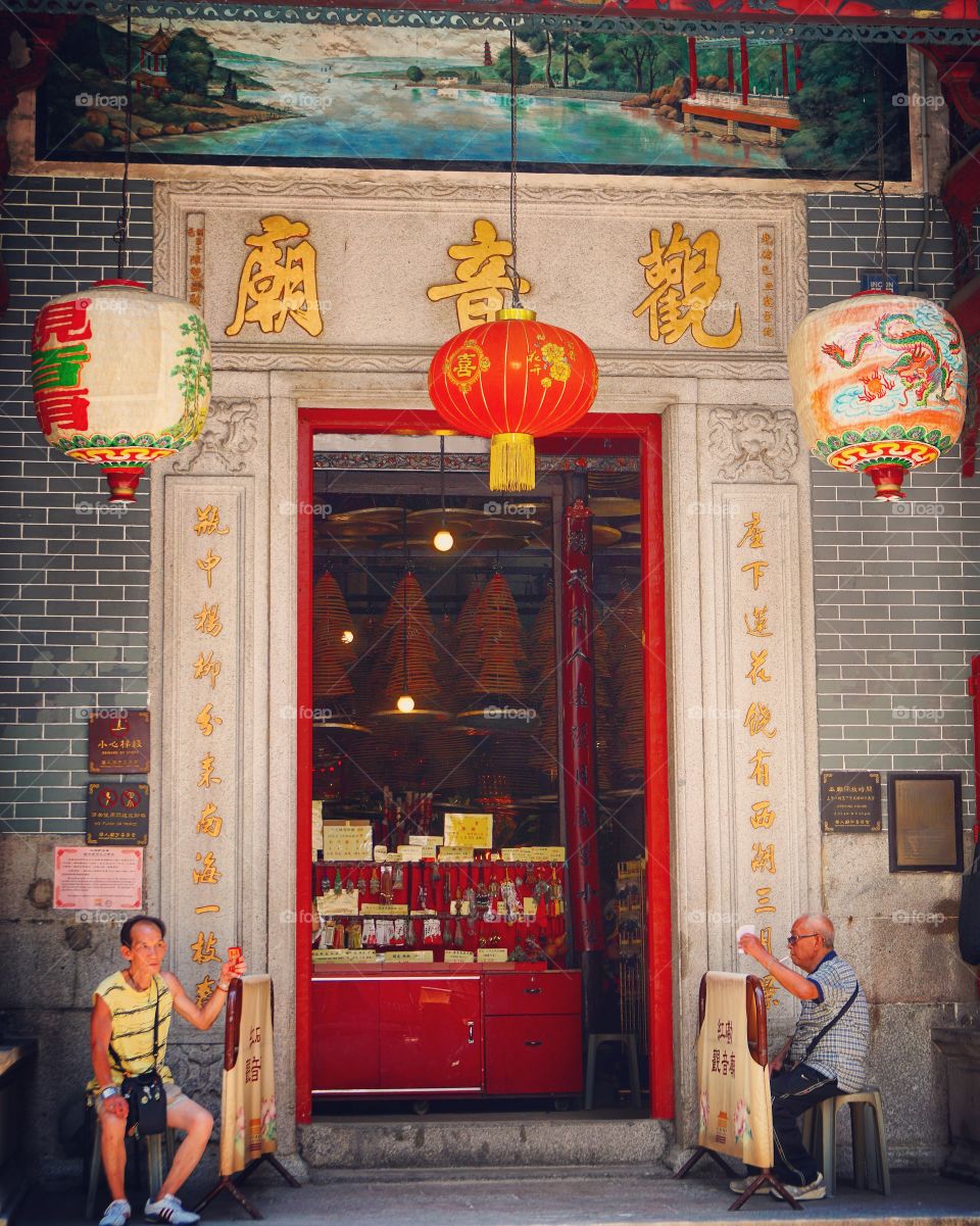 #焚香禮拜 #煙霧瀰漫 #人間煙火 #煙火鼎盛 #觀音 #紅磡 #紅磡觀音廟 #都係煙 #cigars #門外門內 #hunghom #hk #kln #buddhism #buddha #smoking #sony6500 #2018 #紅萬 #lantern #wish #hope #faith #doors