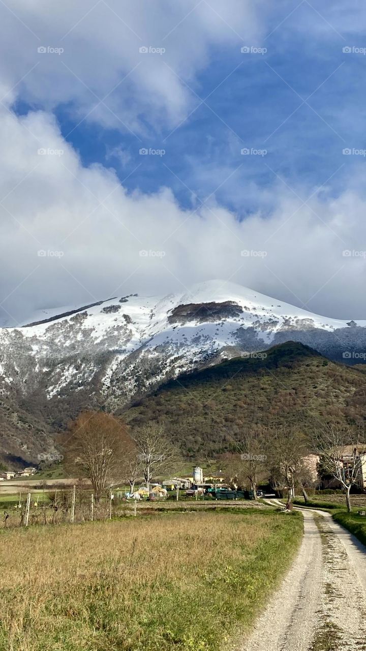 Team cozy fall vibes & team winter wonderland, TOGETHER!! A beautiful view from a path in Sigillo, Umbria, Italy 🌟