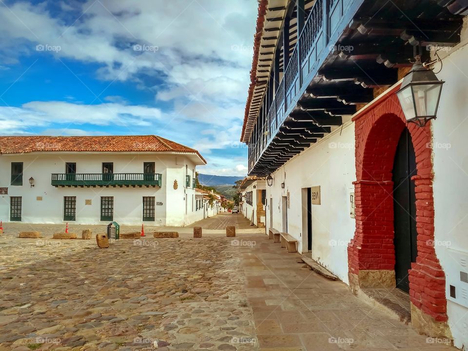 Villa de Leyva, Boyacá, Colombia - Calle con portal farol y balcón. Arquitectura colonial.  Street with lantern portal and balcony.  Colonial architecture. Horizontal