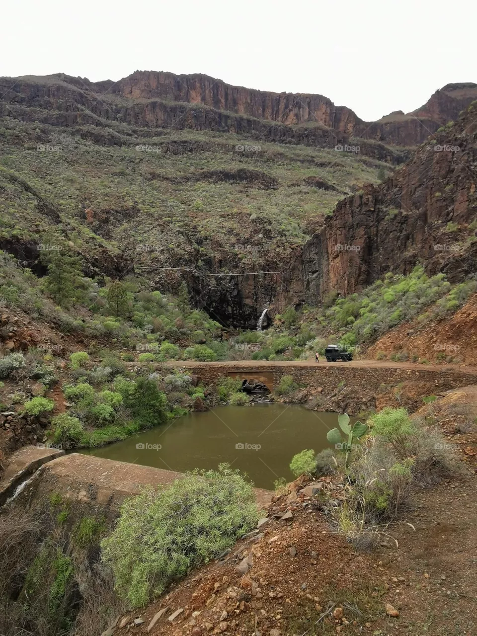 cascada en montaña con land Rover carretera de tierra gran canaria