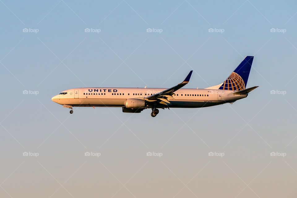 United Airlines flight preparing for landing 