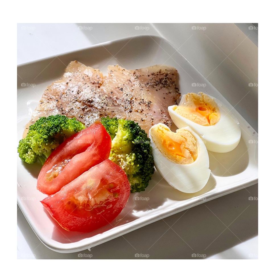 Smoked barranmundi with tomatoes broccoli and hard boiled eggs 