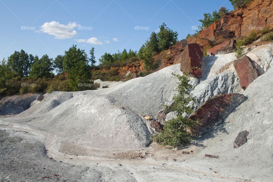 Eroded kaolin under reddish sandstone layer