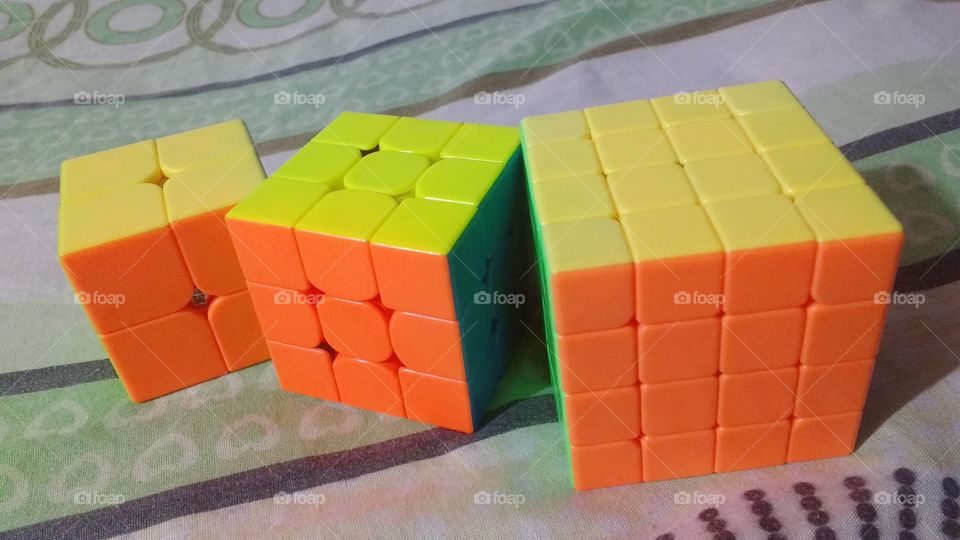 Três cubos de tamanhos diferentes.