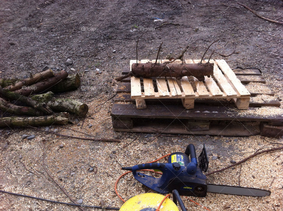 wood chainsaw cutting sawdust by idocreativestuff