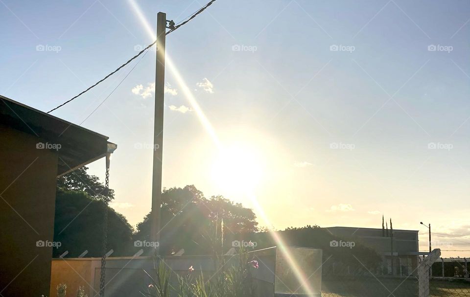 There is no more beautiful sunset in the whole world than the one in Jundiaí.  Even with a pole getting in the way of the click 😂. / Não há por-do-sol mais bonito no mundo inteiro, do que o de Jundiaí. Mesmo com um poste atrapalhando o clique 😂.
