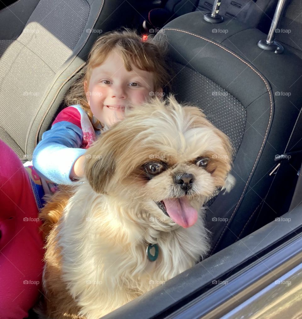 Who is happier riding a car: the little dog or the little girl?  My Estelinha having fun with Pepita! / Quem está mais feliz passeando de carro: a cachorrinha ou a menininha? Minha Estelinha se divertindo com a Pepita!