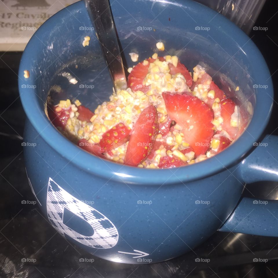 Cold soaked overnight oats with strawberries in a P mug