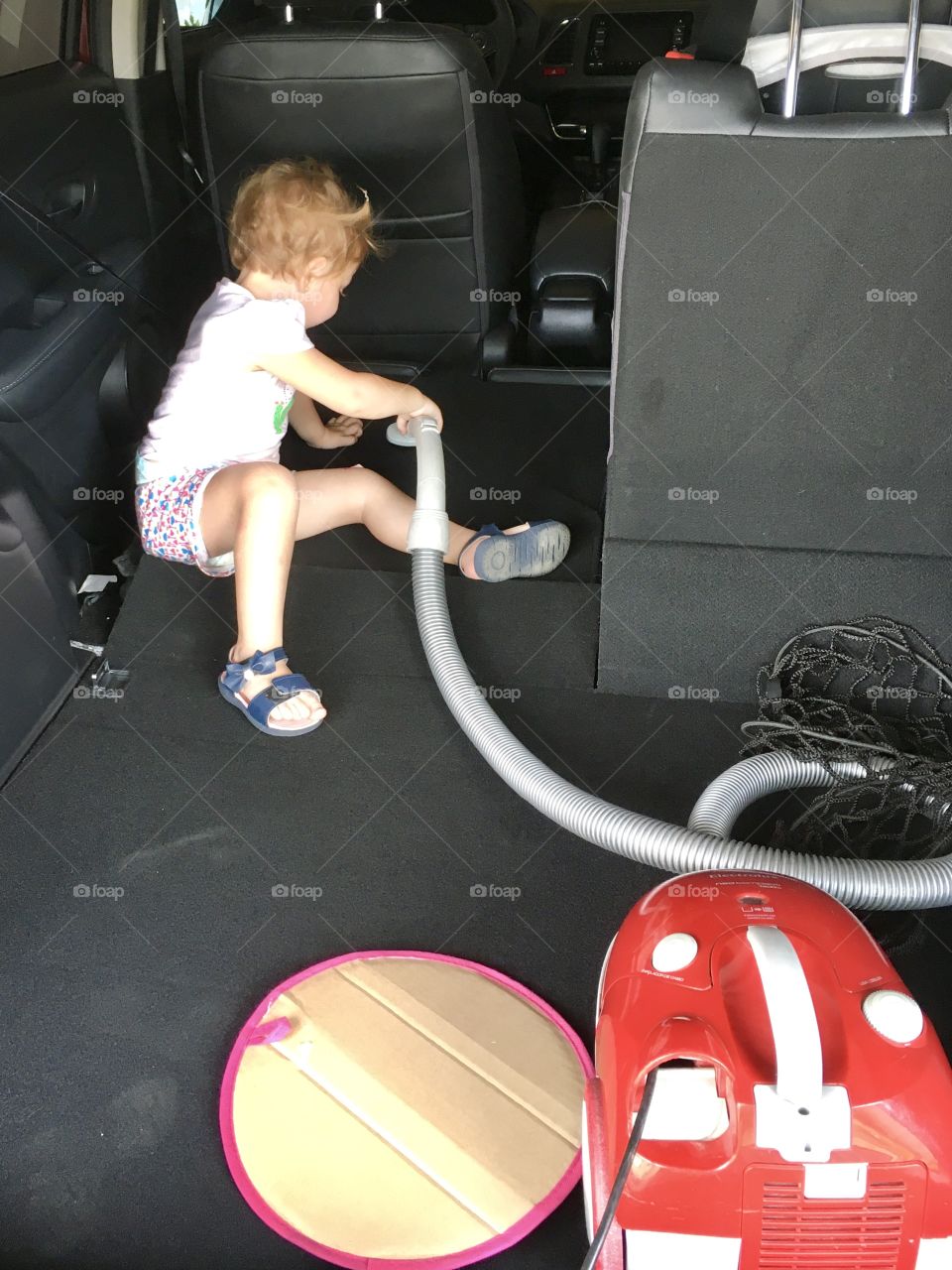 A very hardworking little girl!  Helped Daddy clean the car (for chocolate) kk / Uma garotinha muito esforçada! Ajudou o papai a limpar o carro (a troco de chocolate) kk