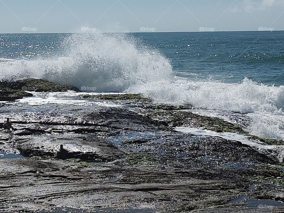 How beautiful it is to be able to observe nature.  The coming and going of the waves hitting the rocks raising the water and creating a spectacle for beautiful photos.