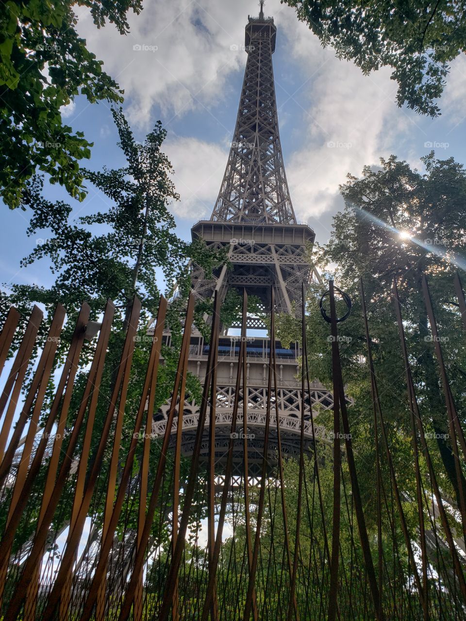metal tras metal, la torre Eiffel vista desde afuera