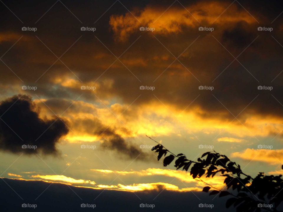 dunkle Wolken am Abendhimmel