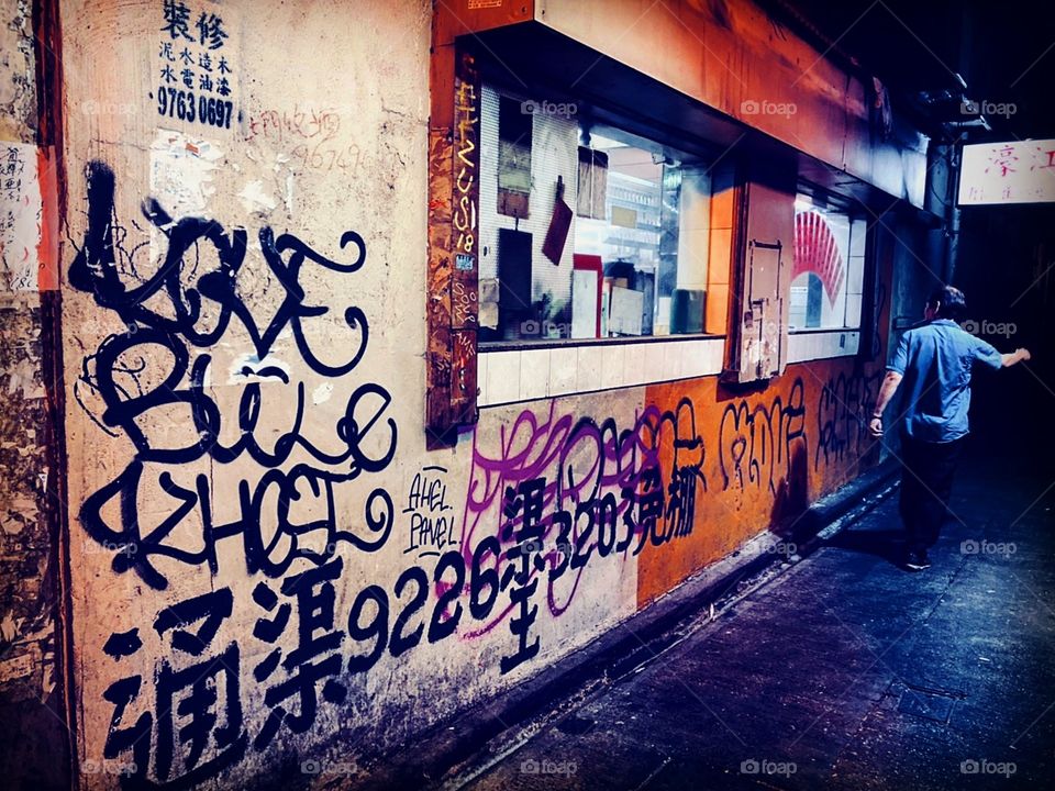 #仰首闊步 #旺角黑夜 #bytheleft #leftrightleftright #graffiti #通渠 #渠王 #大踏步 #步向黑暗 #noreturn #2018 #sony6500 #街坊look #nightwalk #hk #kln #chinesestyle #塗鴉 #insidelookingout