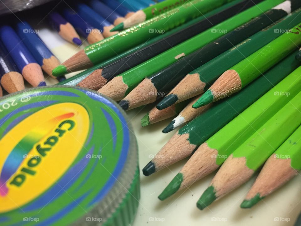 Green coloring pencils 
