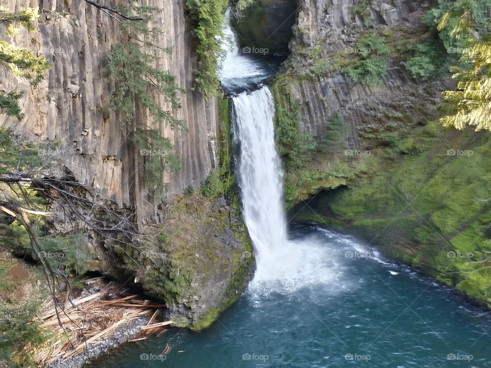 toketee falls. beautiful place to hike in eastern Oregon toketee falls