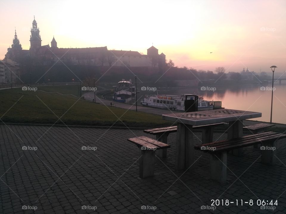 Brainy-chees relax over Vistula river