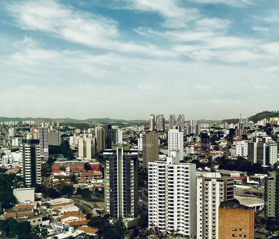 A cidade de Jundiaí vista do alto do Golden Office. Como tu és bela, ó Terra da Uva!
Aliás… crescendo para cima e para os lados. Vide o número de prédios e os bairros ficando populosos.