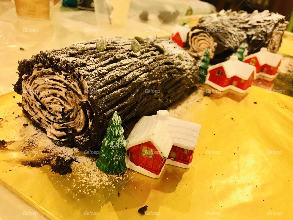 Tempting chocolate Swiss roll 