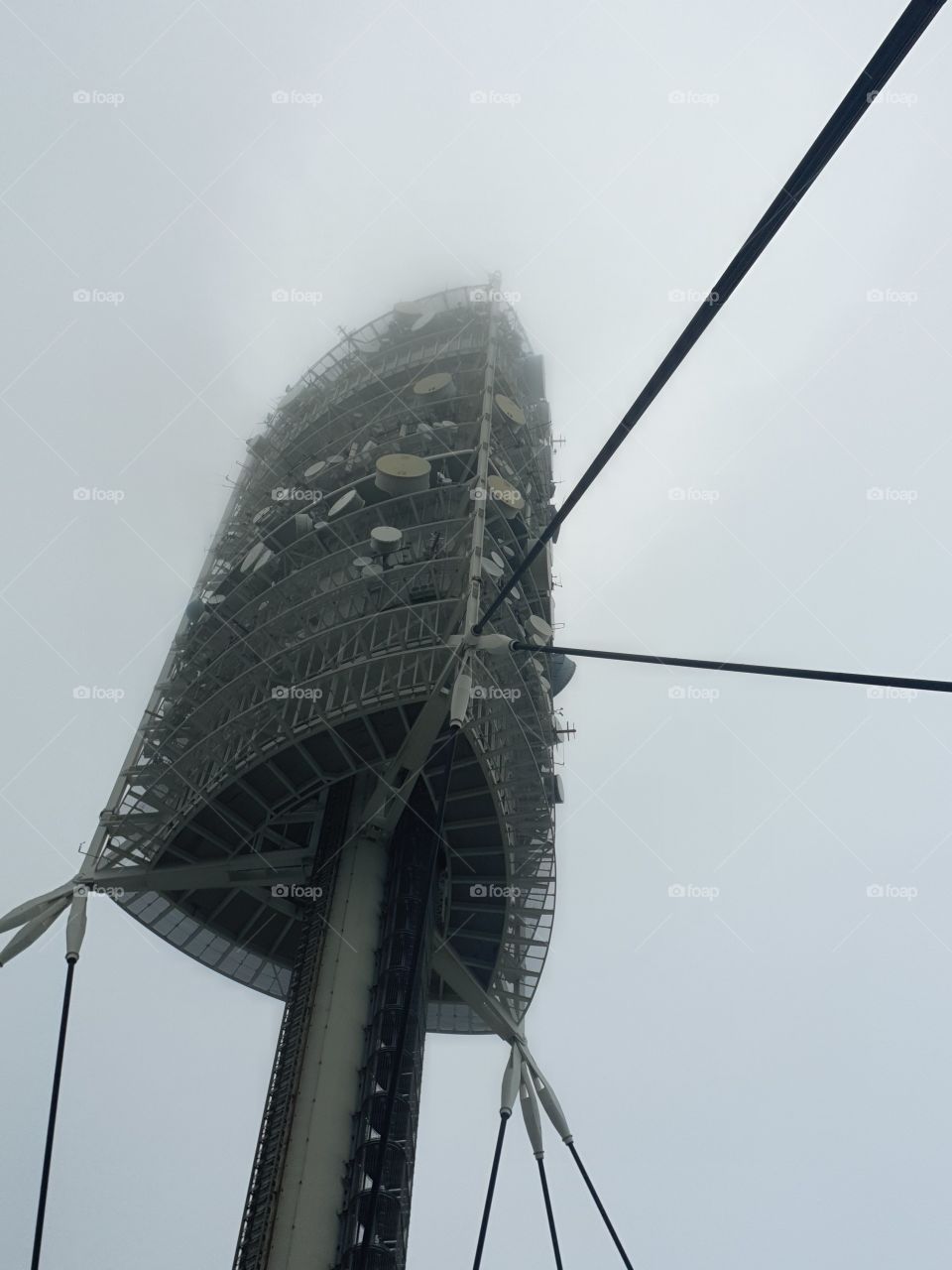 edificio barcelona cielo con niebla