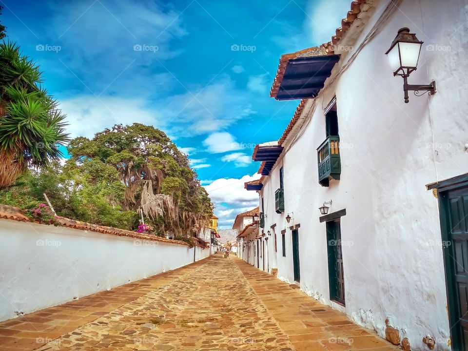 Calle de Villa de Leyva, Boyacá Colombia cielo azul, sin gente. En Cuarentena. Villa de Leyva street, Boyacá Colombia blue sky, without people. Quarantine Horizontal