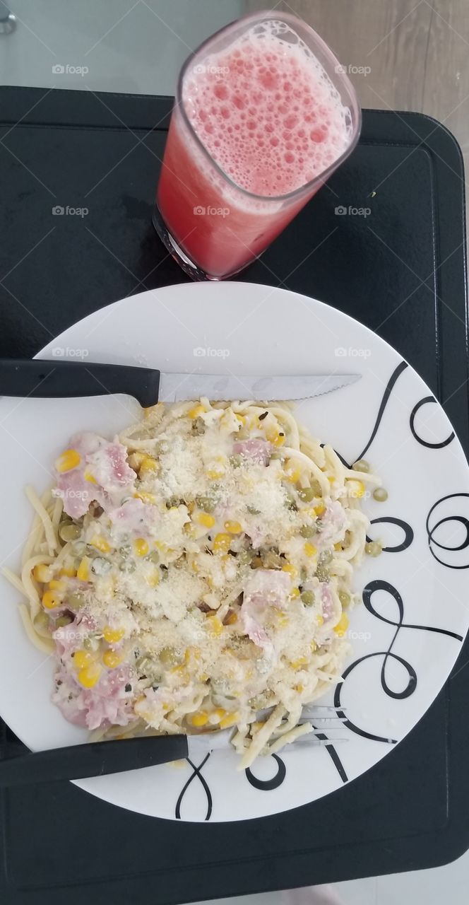 Macarronada com presunto, queijo parmesão e molho de alho.