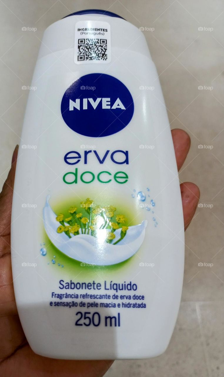 Banho refrescante com aroma agradável e suave de erva doce. O sabonete erva doce da NIVEA, é uma ótima opção para um banho relaxante, limpeza delicada, pele hidratada, macia e suave