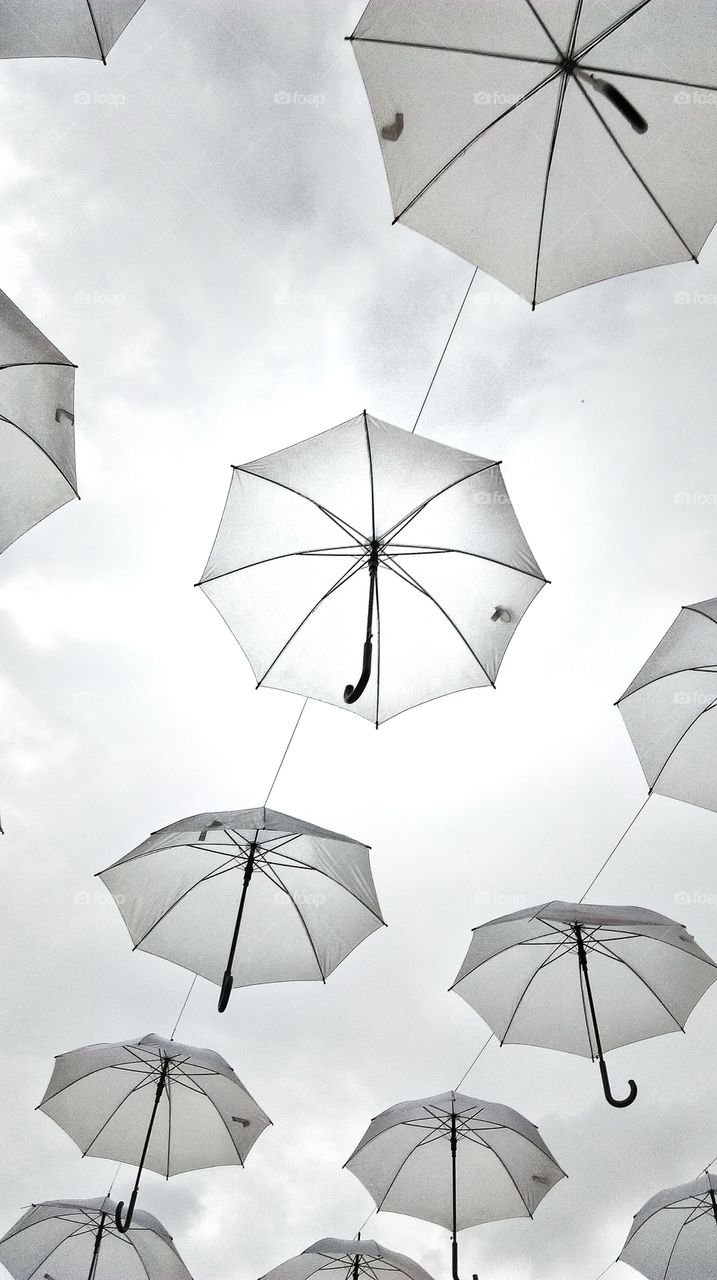 Floating umbrella instalation