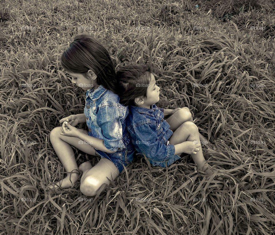 reposando en la espalda de su hermana mayor.