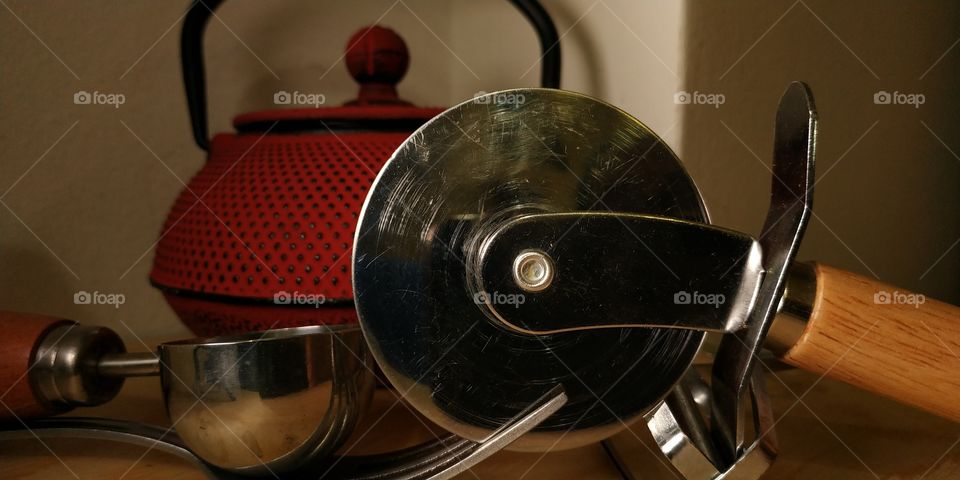 Pizza is a food of Italian origin that is cut with this rotating tool. The photo in question is obtained by working on the focus, the apertures and the depth of field.