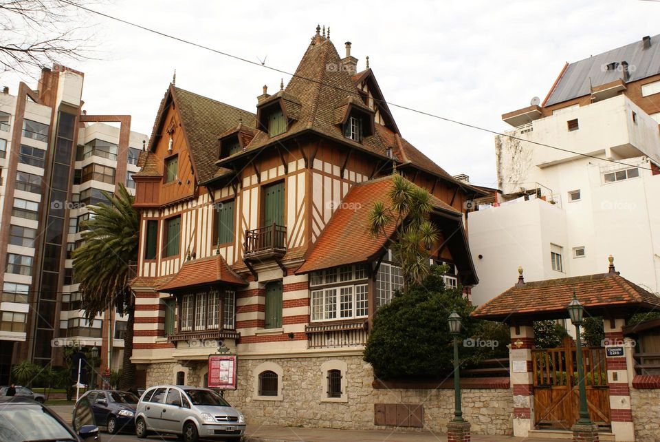 casa antigua al lado un edificio moderno