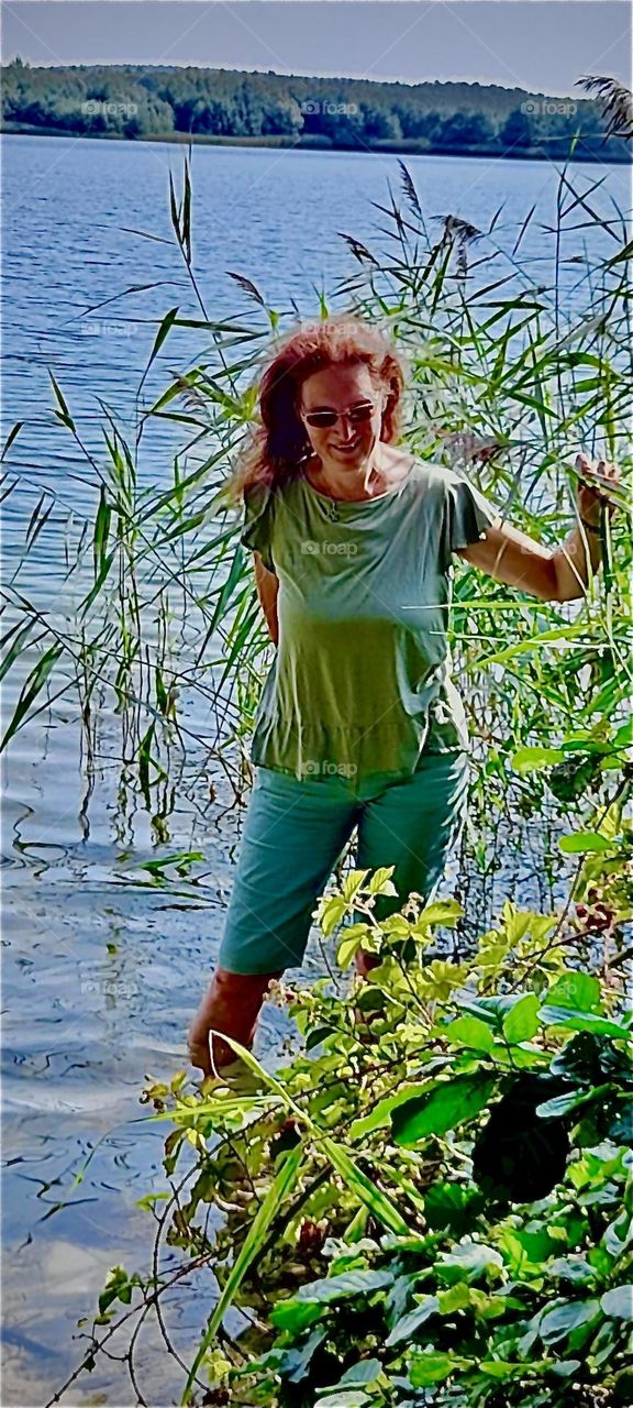 What could be more fun and refreshing than to take a dip and walk barefoot in the water of a cooling lake on a hot summer afternoon in the „Lüneburger Heide“ … 2023. Hypnotic Productions