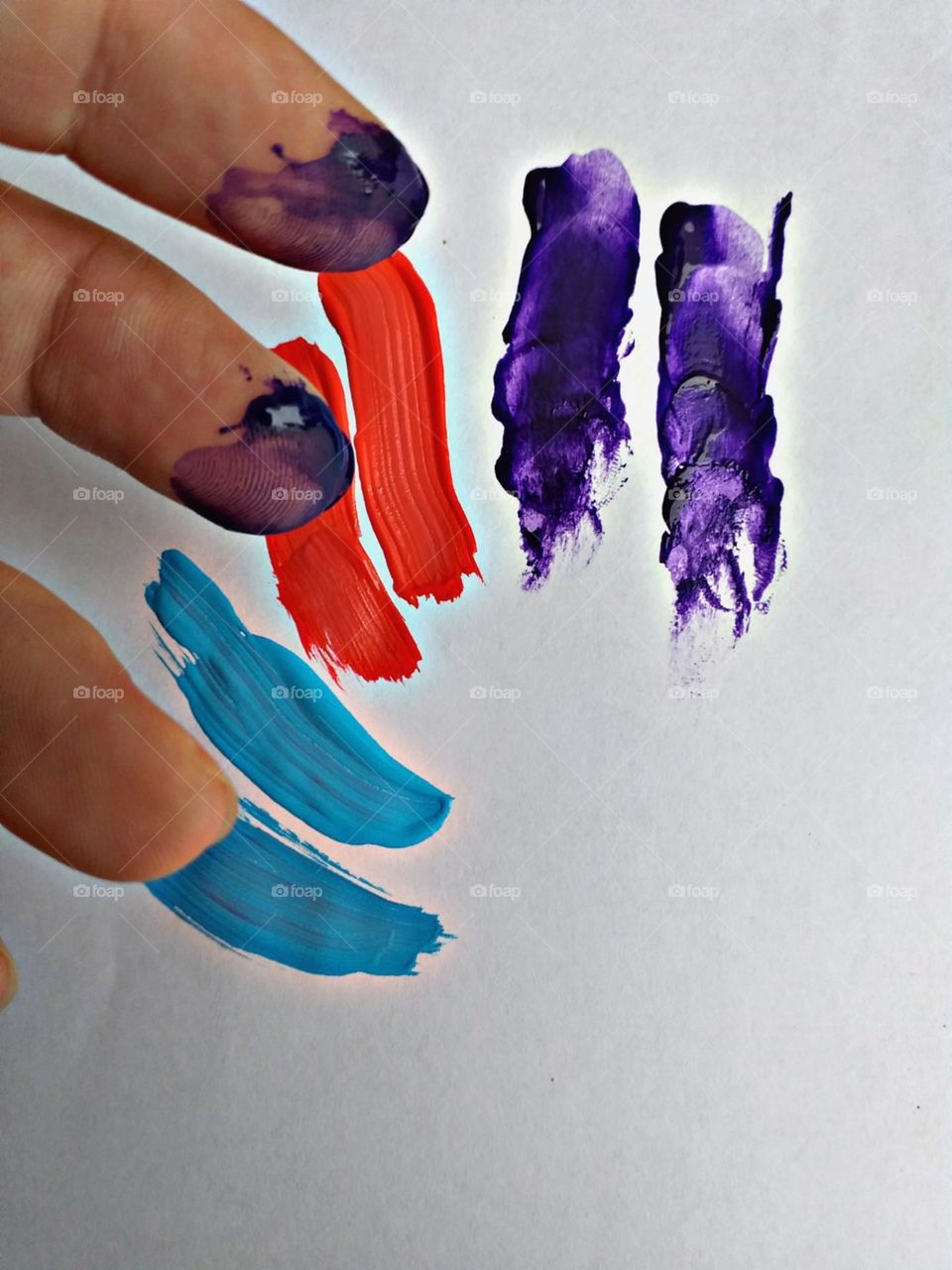 Tinta entre os dedos.