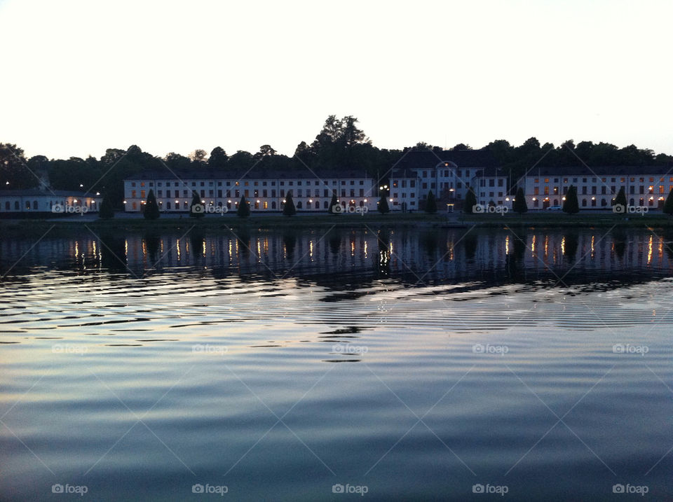 JUNIKVÄLL VID KARBERGSSJÖN