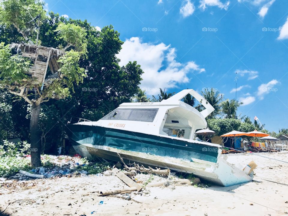A boat on the beach 