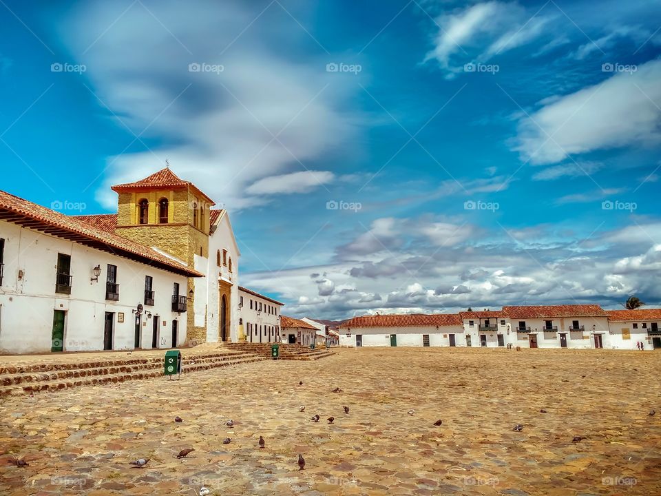 Plaza principal de Villa de Leyva, Boyacá, Colombia. Horizontal. Main square of Villa de Leyva, Boyacá, Colombia. Blue sky. Architecture.