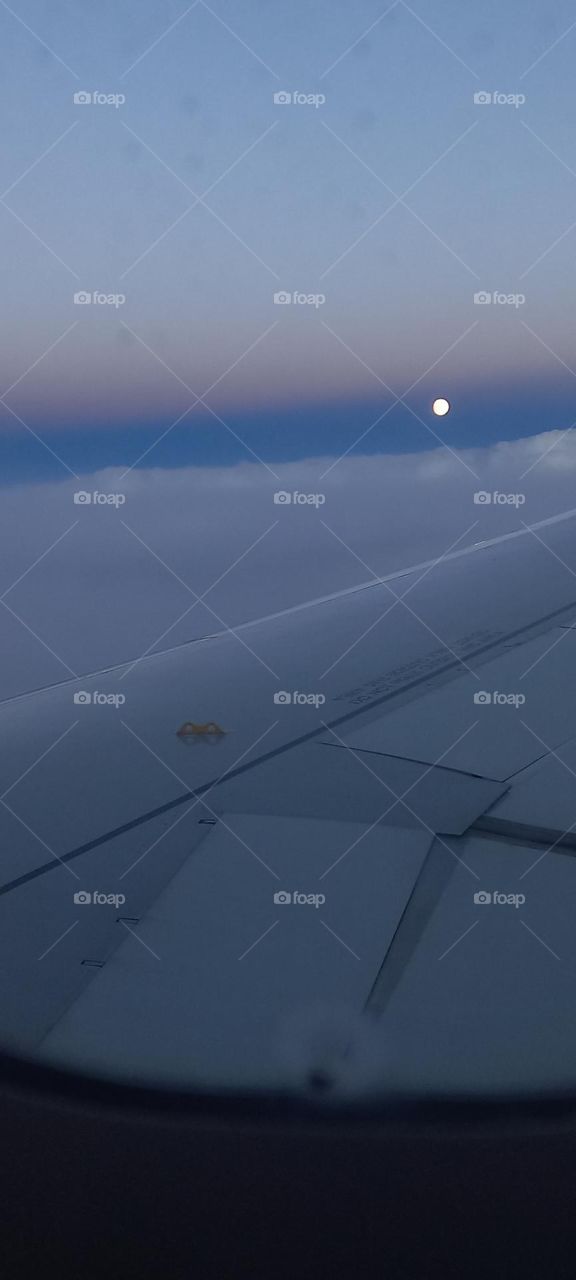La luna desde el avión