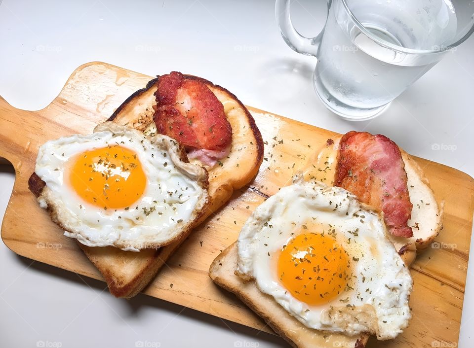 Fried eggs and bacon on sliced ​​bread