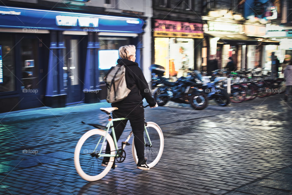 Riding a fixie bike