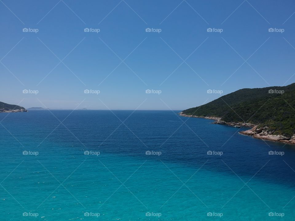 Paisagem aérea de Arraial do Cabo no Rio de Janeiro, Brasil. Lindo o azul do mar!