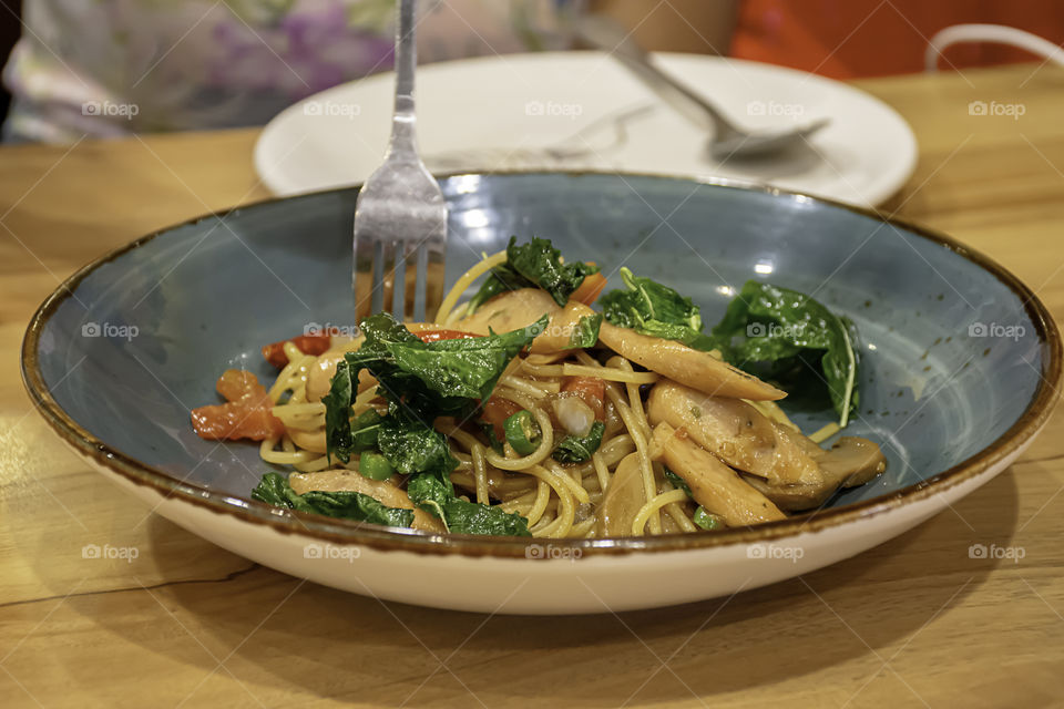 The spaghetti spicy shrimp and squid with vegetables.