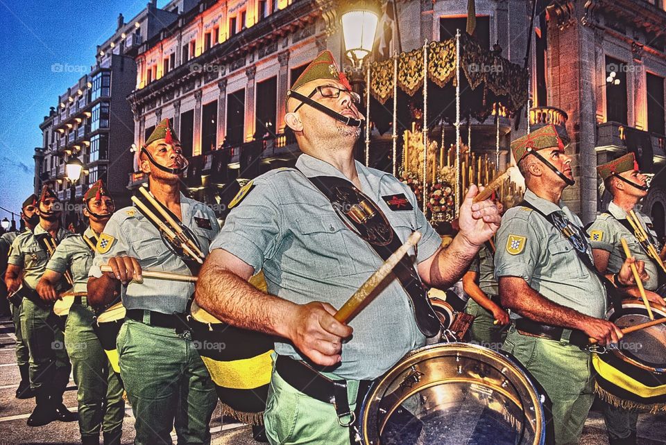 Caballero legionario del 2 Tercio tocando el tambor en la Semana Santa de Ceuta.