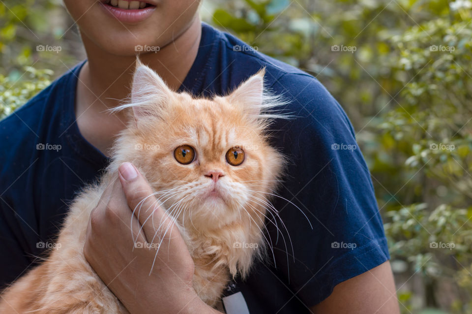 He is wearing blue T-shirt and she is wearing light orange fur.Look at those pretty orange eyes😍