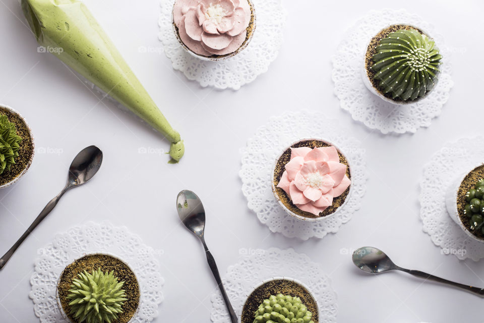 Frosting creative cupcakes